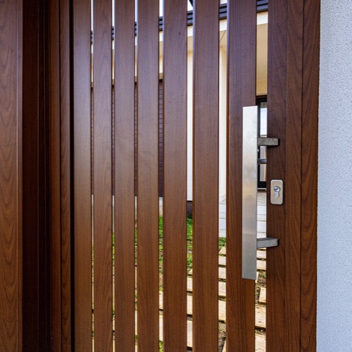 Aluminium fence - cherry wood