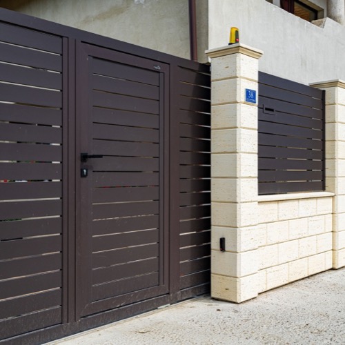 Aluminium fence - RAL 8019