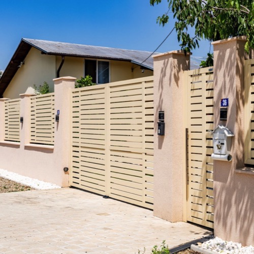 Aluminium fence - RAL 1015