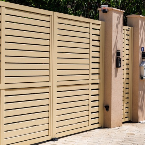 Aluminium fence - RAL 1015