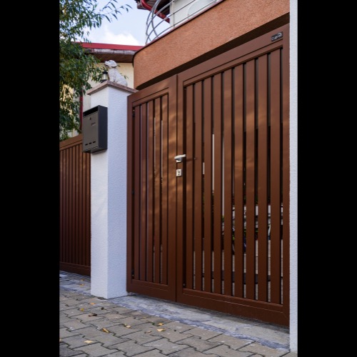 Aluminium fence - RAL 8011