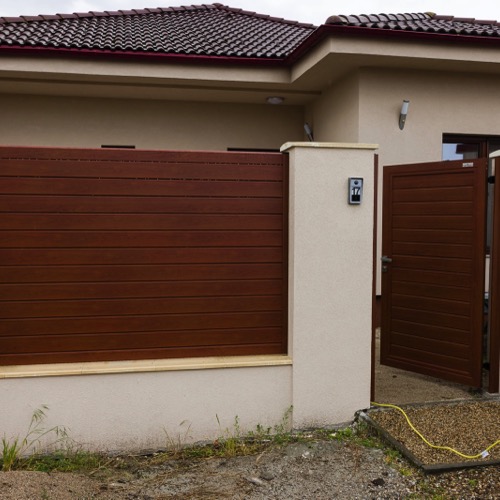 Aluminium fence - cherry wood