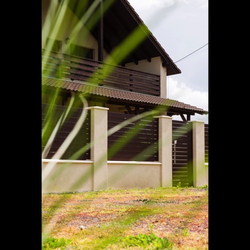 Aluminium fence - RAL 8017