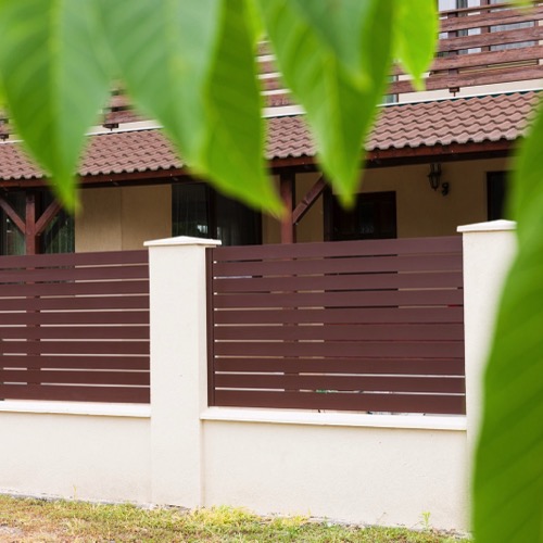 Aluminium fence - RAL 8017