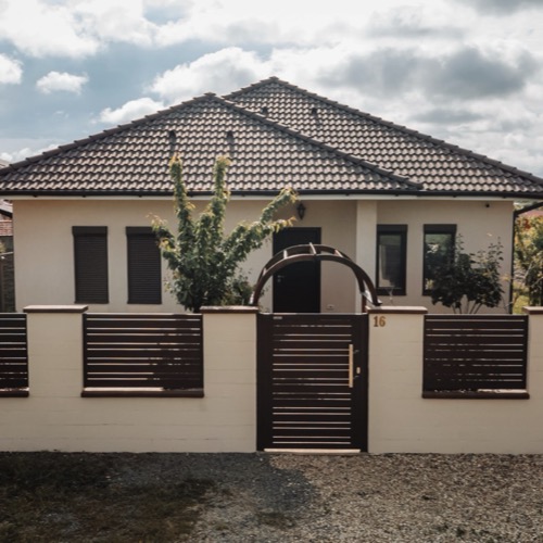 Aluminium fence - RAL 8017